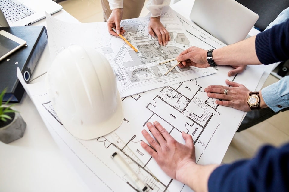 equipo-arquitectos-trabajando-planos