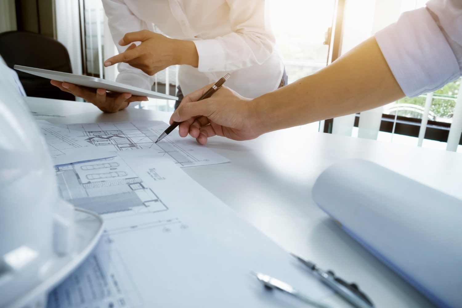 reunion-ingenieros-proyectos-arquitectonicos-trabajando-socios-min